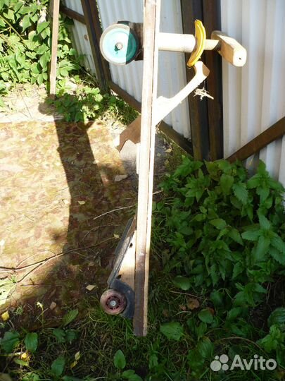 Доска с колёсиками и рулём для катания с горы