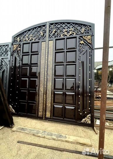 Ворота в Каспийске с деревом