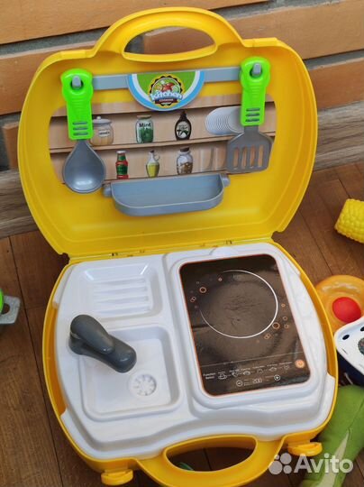 Детская игрушечная кухня