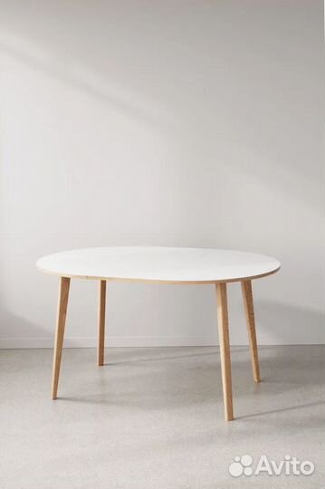 Круглый обеденный стол