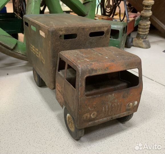 Советская игрушка, жестяной грузовик. Мебель