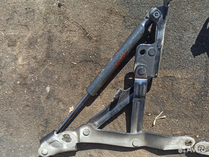 Петля крышки багажника mitsubishi lancer 10