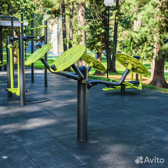 Уличный тренажер для мышц плечевого пояса