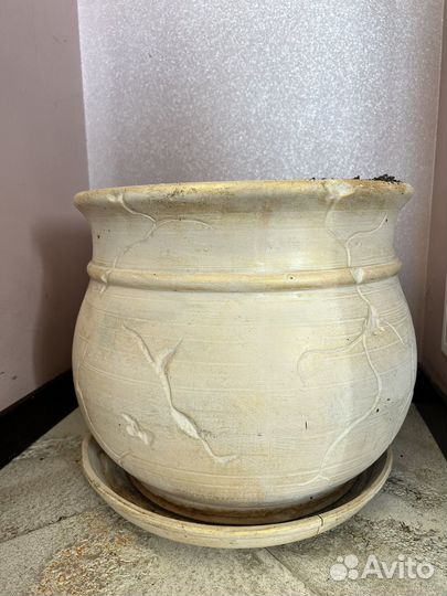 Большой глиняный горшок