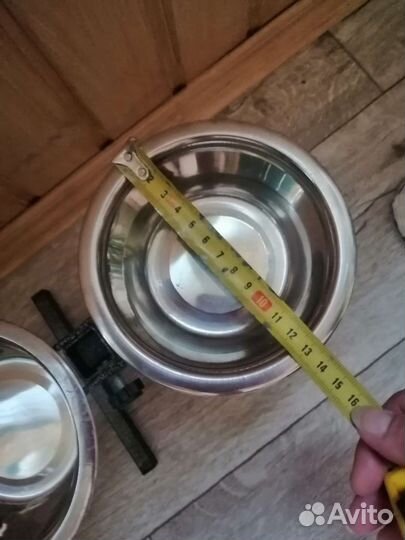 Стойка с мисками для кормления собак