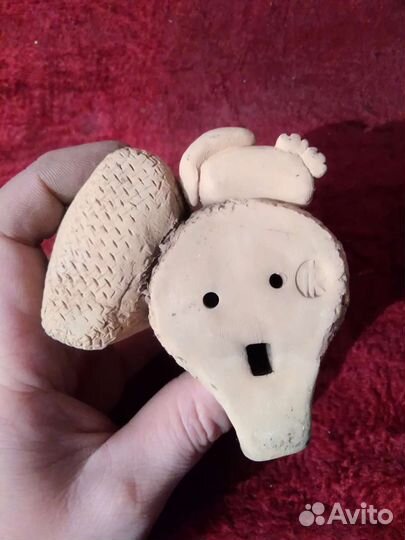 Фигурка женщины с корзиной