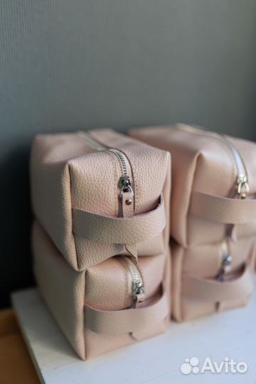 Косметичка кожаная пудровая