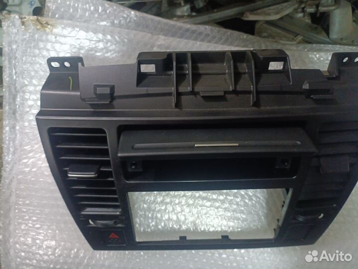 Центральный дефлектор Nissan Tiida C11