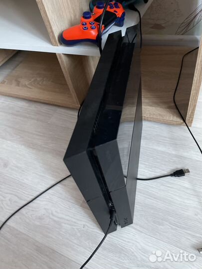 Продам ps4 на 500 гб, 2 джостика