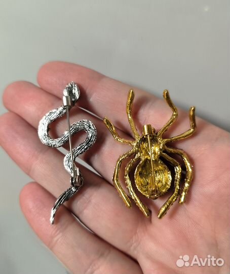 Комплект брошей