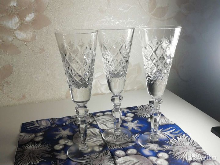 Хрустальные рюмки на ножке, высота 17 см