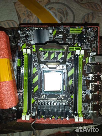 Материнская плата с процессором и памятью