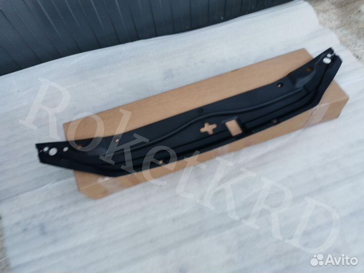 Подкапотная накладка Toyota Land Cruiser 200 бенз