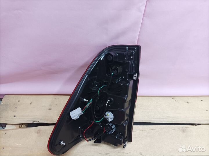 Фонарь правый Toyota Hilux 8 2015