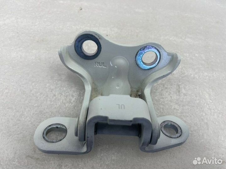 Петля двери верхняя задняя левая Hyundai Solaris 1