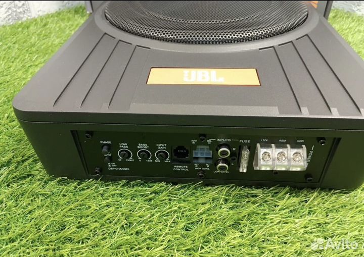 Активный сабвуфер JBL под сиденье