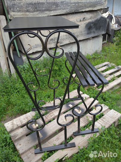 Столик и лавочка на кладбище