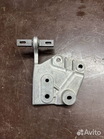 Петля капота правая Scania 6 2276771