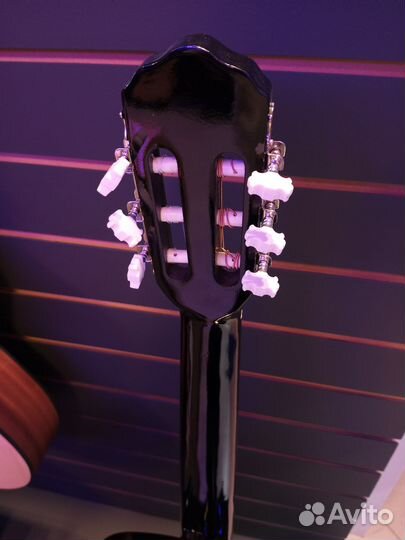 Гитара с нейлоновыми струнами