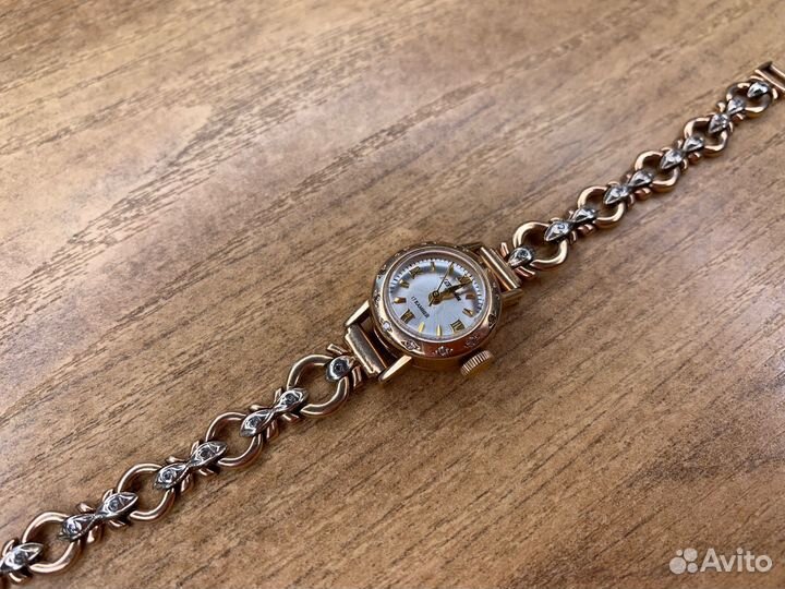 Золотые женские часы мактайм