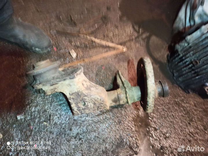 Передний левый поворотный кулак Audi 100C3