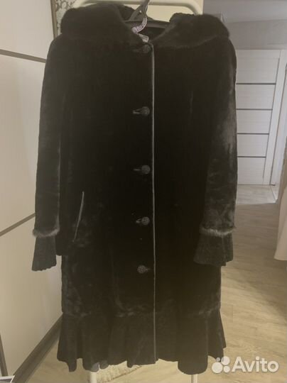 Шуба мутоновая с капюшоном и отделкой норкой