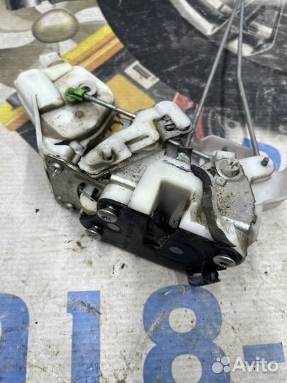 Замок двери задний правый mitsubishi pajero 4