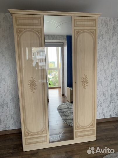 Шкаф платяной