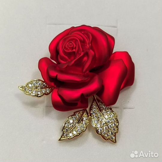 Брошь красная роза