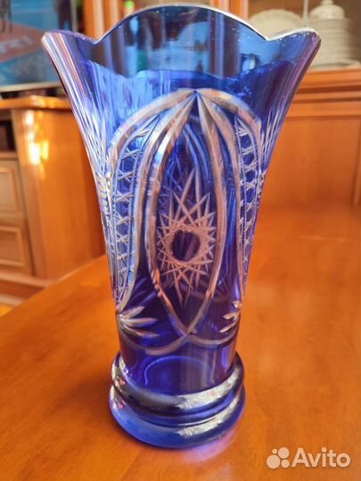 Хрустальная ваза синяя для цветов
