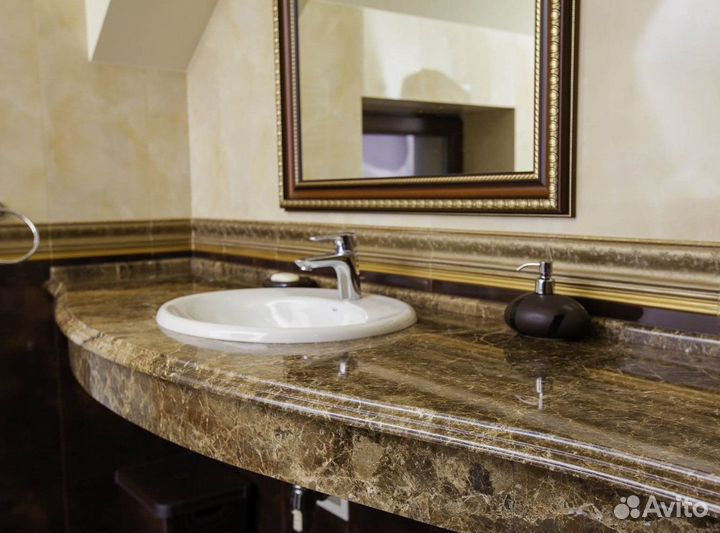 Раковина из камня в ванную со столешницей