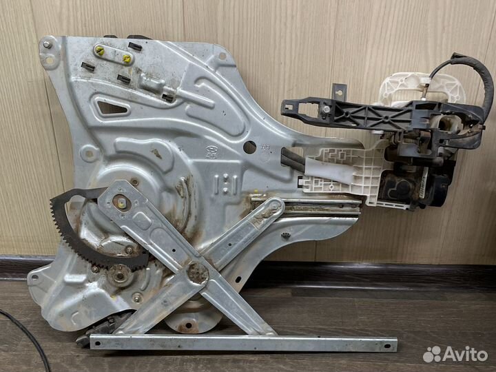 Передний левый стеклоподьемник на Хундай ix 35