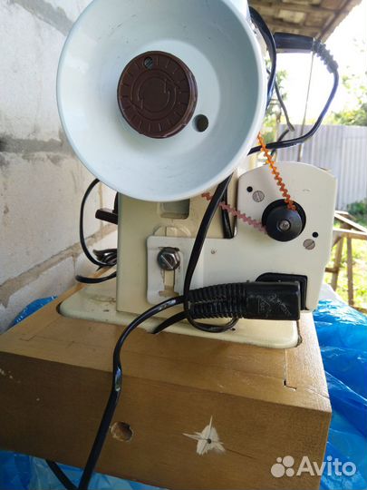 Швейная машинка Чайка 142