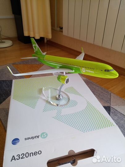 Модель самолета Airbus A320neo M1:100