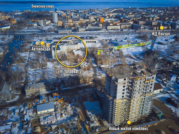 Здание с участком в центре