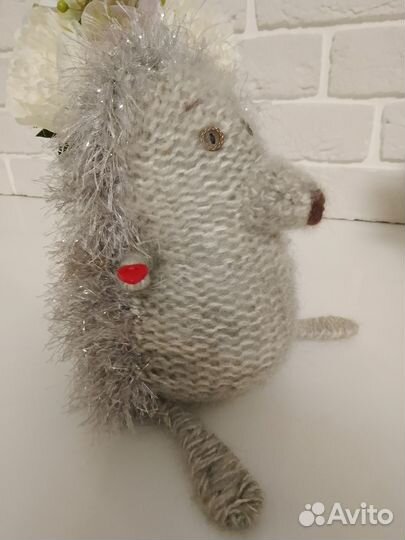 Вязаная интерьерная игрушка ёжик высота 20 см