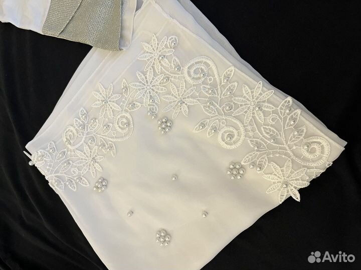 Белый платок с вшитыми бусами