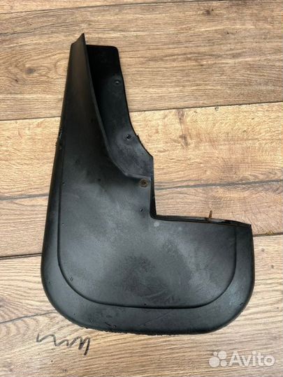 Брызговик передний левый Nissan Terrano D10 H4M