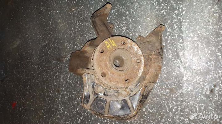 Кулак поворотный передний правый Skoda Octavia 1U2