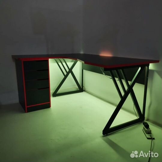Угловой компьютерный стол с подсветкой