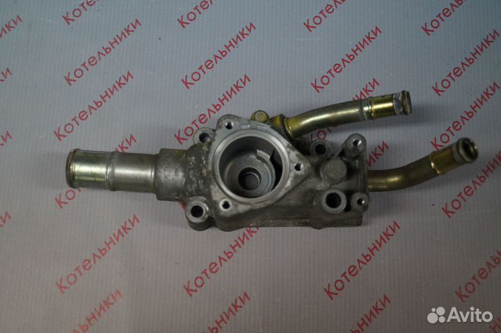 Nissan 11061-AU300 Корпус термостата