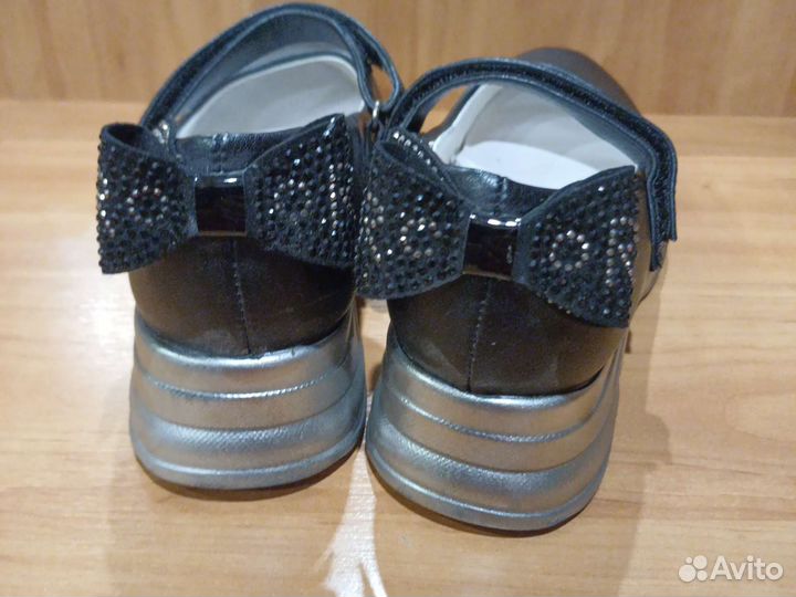 Продам туфли для девочки