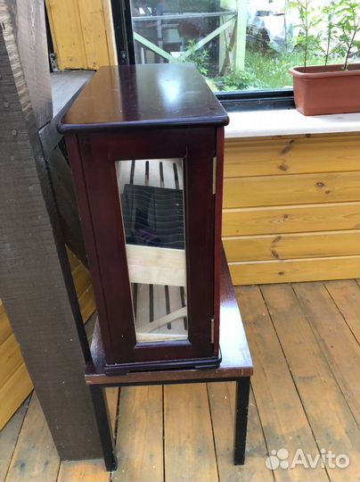 Шкафчик из красного дерева с термометром