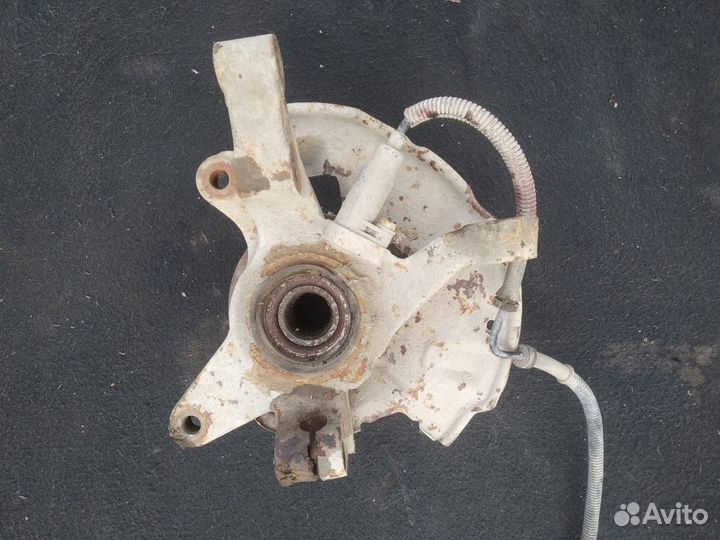 Поворотный кулак передний левый Kia Shuma 2