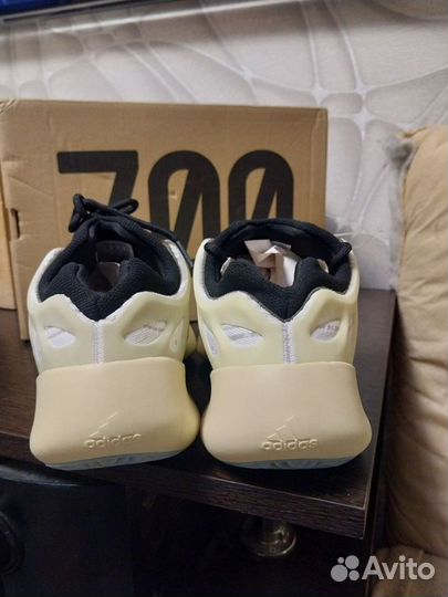 Кроссовки adidas yeezy boost 700 v3