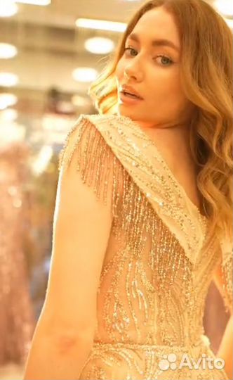 Роскошное вечернее платье со шлейфом