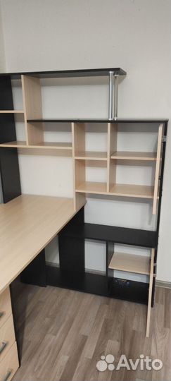 Письменный стол с полками