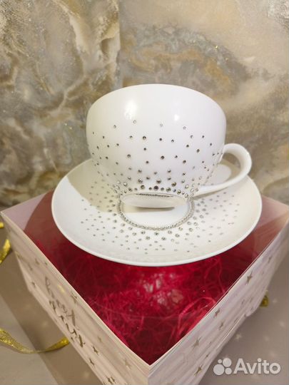 Чашка с блюдцем с камнями
