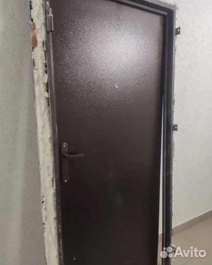 Дверь входная металлическая от застройщика