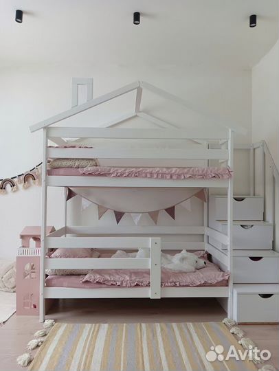 Двухъярусная кровать с лестницей комодом